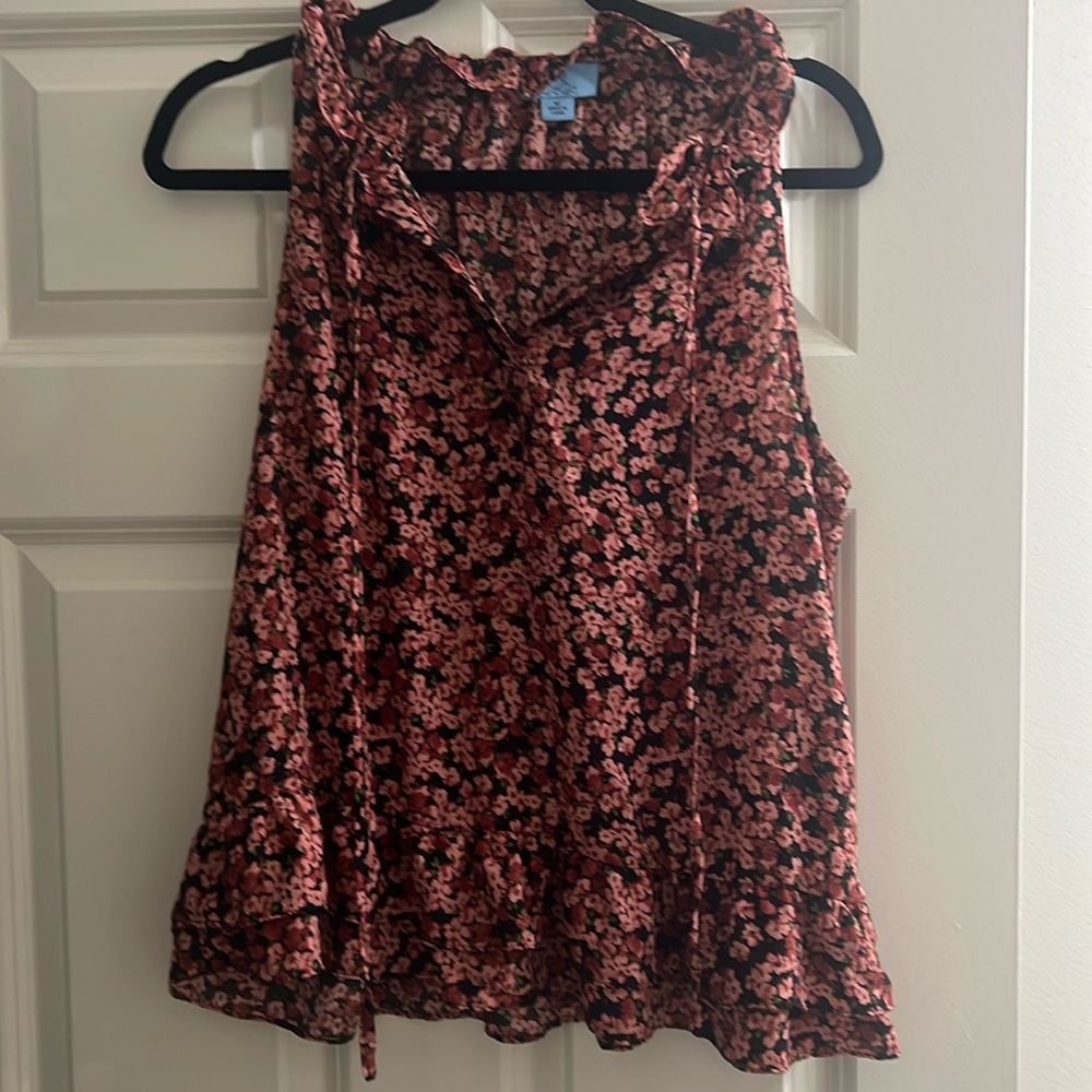 Floral CeCe sleeveless blouse with ruffle detail, M